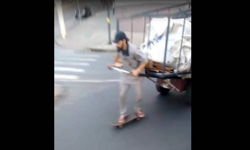 Catador de recicláveis skatista é flagrado pelas ruas de BH; veja vídeo - Redes Sociais/Reprodução