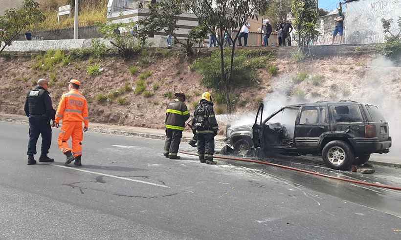 Incêndio em carro mobiliza bombeiros, guardas municipais e motoristas na Cristiano Machado - Corpo de Bombeiros/Divulgação