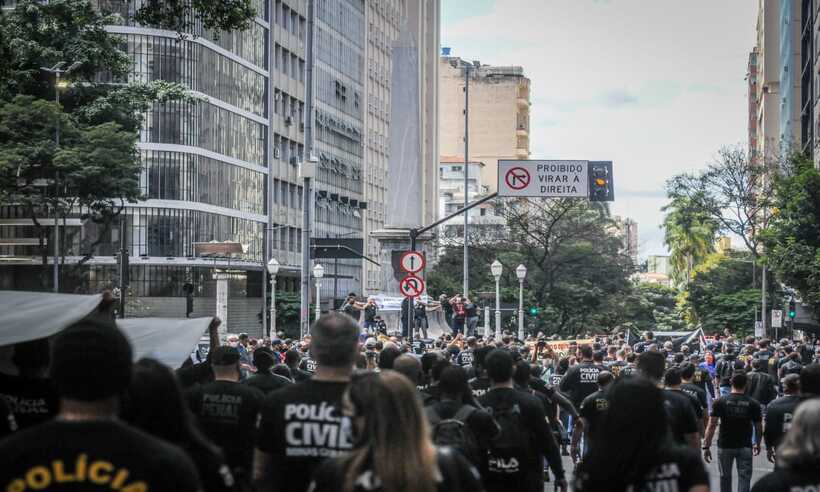 Contra a reforma da previdência estadual, servidores da segurança param o trânsito no Centro de BH - Leandro Couri/EM DA Press