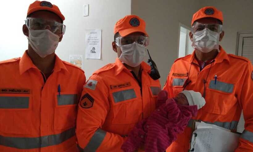 Mulher dá à luz uma menina enquanto tomava banho em Salinas - Divulgação/ Corpo de Bombeiros