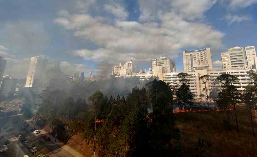 Incêndio atinge linha férrea no Bairro Belvedere, em BH - Benny Cohen/EM/D.A Press