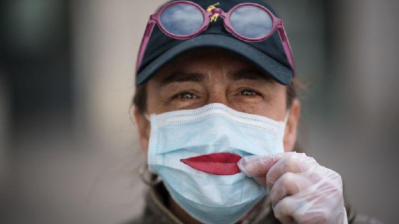 Máscara pode reduzir carga viral e gravidade da COVID-19, diz estudo - Getty Images