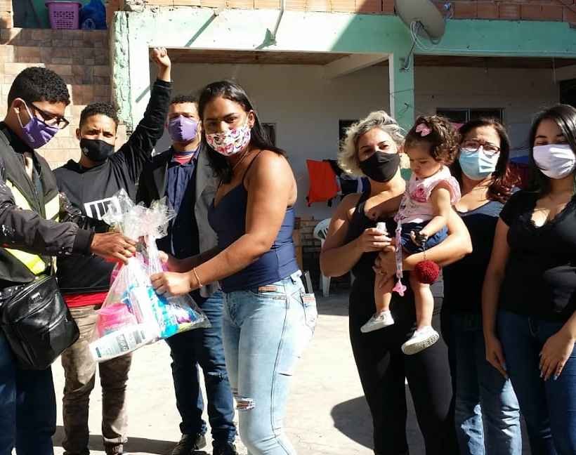 Família de motoqueiro que perdeu a perna em BH recebe mantimentos e fraldas - Edésio Ferreira/EM/D.A Press