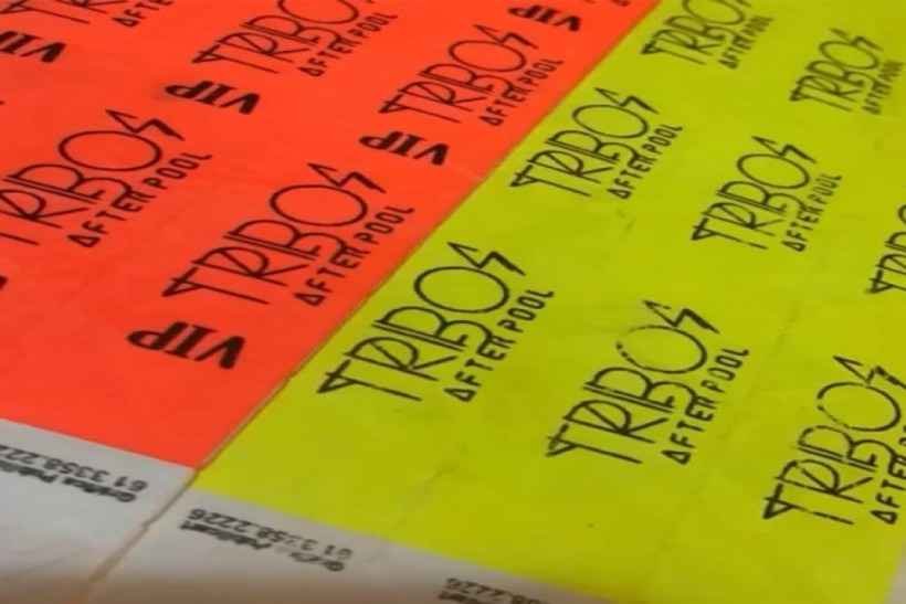 Jovens organizam festa com bar, piscina e quatro DJs na pandemia - Reprodução
