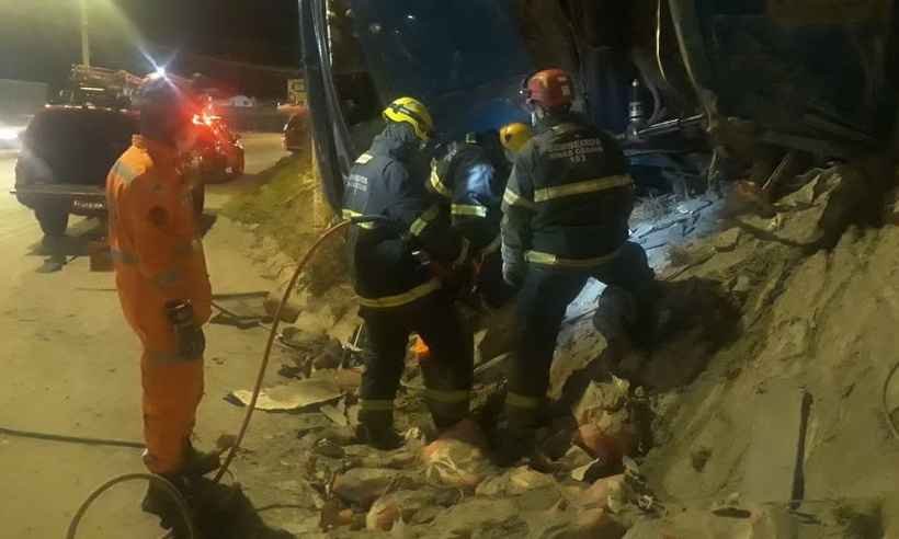 Homem morre em batida de carreta contra árvore em Montes Claros  - Bombeiros/Divulgação
