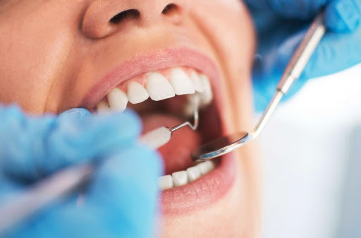 Dentistas são condenados por trabalhar só a metade da jornada por 27 anos 