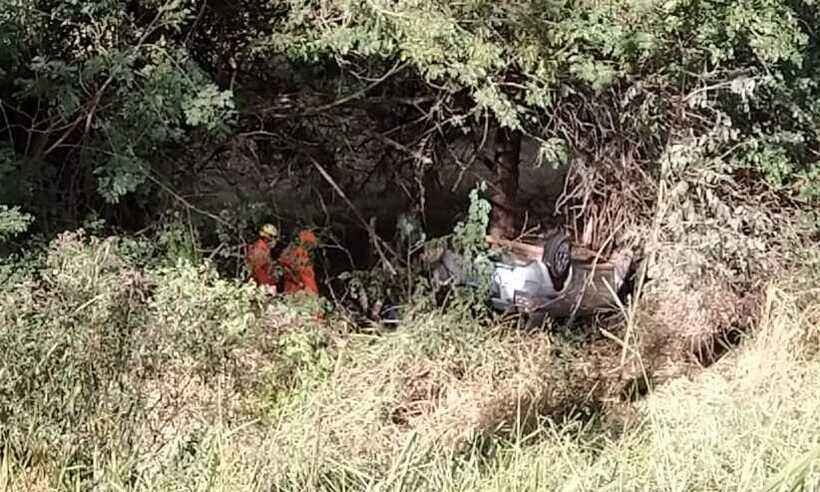 Idosos morrem após carro capotar e cair em barranco de 15 metros - Corpo de Bombeiros de Alfenas 