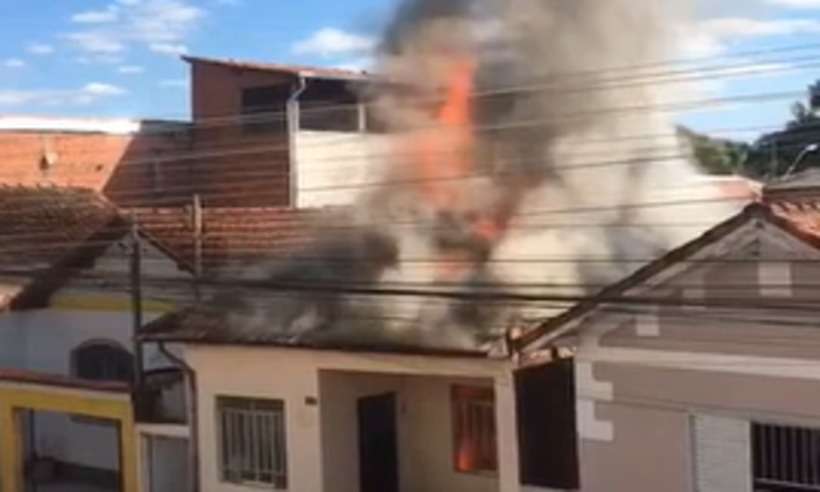 Vizinhos salvam mulher acamada de incêndio em Itajubá - Reprodução/ Vídeo/ Redes Sociais