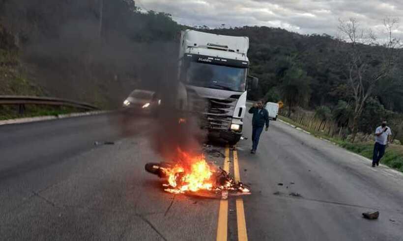 Acidente entre motocicleta e carreta deixa um morto na Grande BH - Divulgação/Corpo de Bombeiros