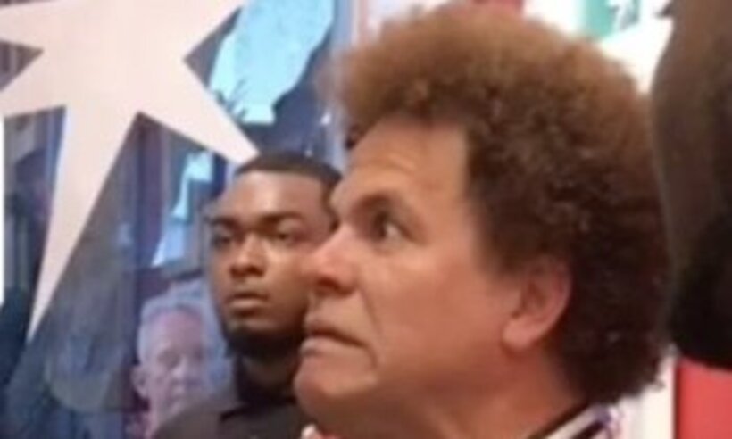 'Nunca ofenda meu funcionário', diz mulher ao quebrar obra de Romero Britto na frente do artista; assista - Reprodução/Redes Sociais