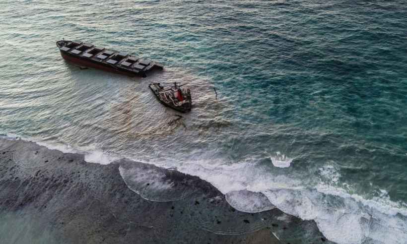 Navio petroleiro encalhado nas Ilhas Maurício se parte em dois - AFP/STRINGER 