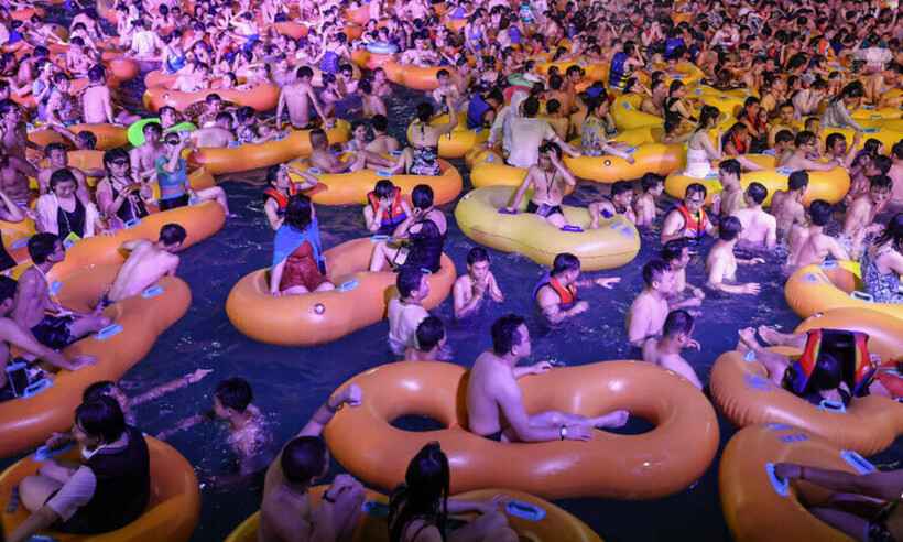 Wuhan, berço do coronavírus, tem festa eletrônica com pessoas aglomeradas - AFP