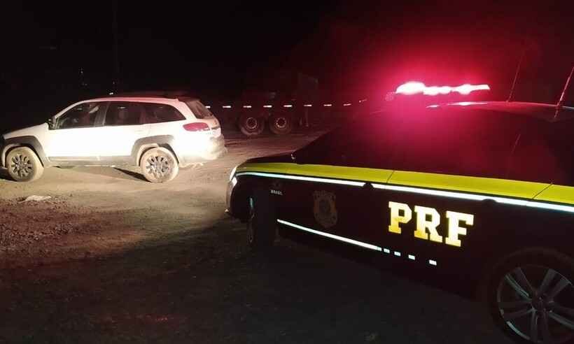 Polícia apreende carro roubado e com placas clonadas na BR-262, em Luz  - Divulgação/ PRF