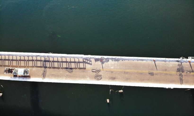 Motorista morre afogado após caminhão bitrem cair de ponte no Triângulo - Reprodução/CBMMG