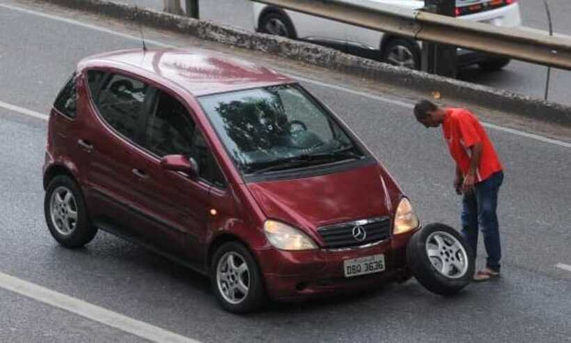 Roda de carro se solta e acidente atrapalha trânsito na Avenida dos Andradas  - Leandro Couri/EM/D.A Press
