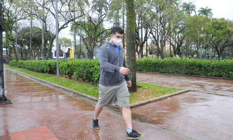 Frio e chuva espantam belo-horizontinos das praças - Juarez Rodrigues/EM/D.A Press