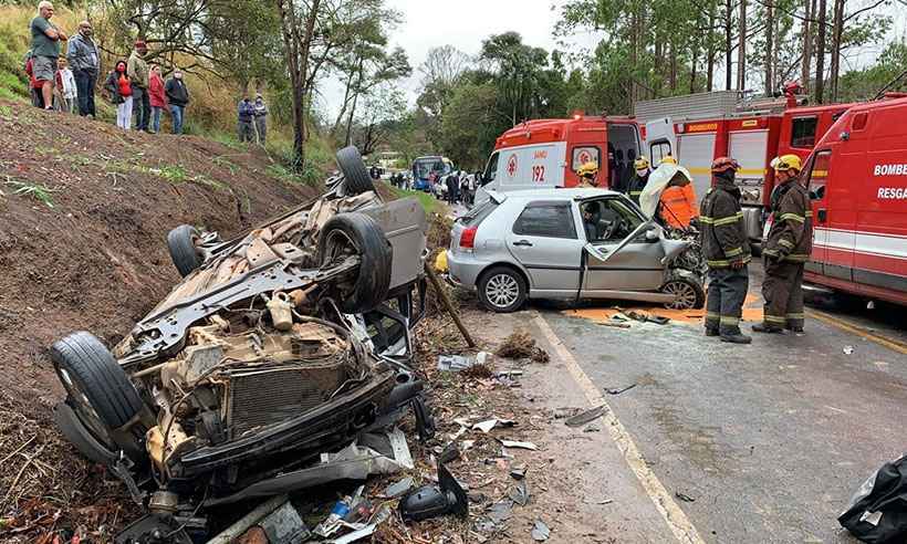 Batida entre dois carros deixa um morto na MG-353, em Juiz de Fora - Corpo de Bombeiros/Divulgação