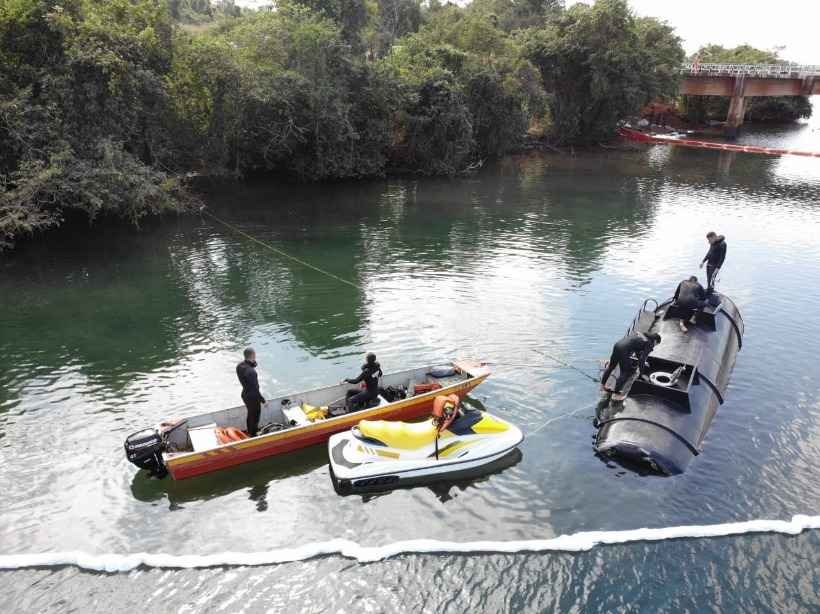 Carreta de etanol no fundo do Rio Grande desafia bombeiros e meio ambiente - CBMMG