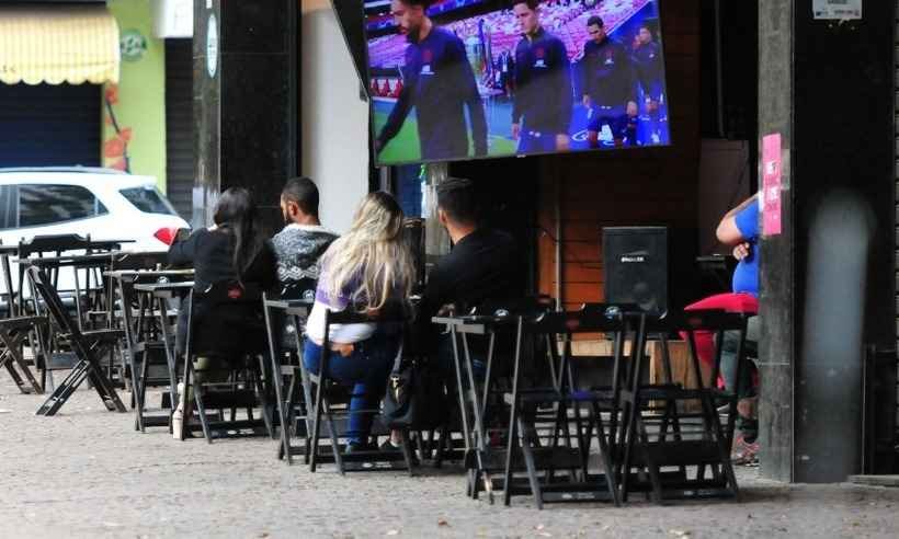 Bares e restaurantes antecipam reabertura da PBH e até vendem bebida alcoólica   - Tulio Santos/EM/DA Press