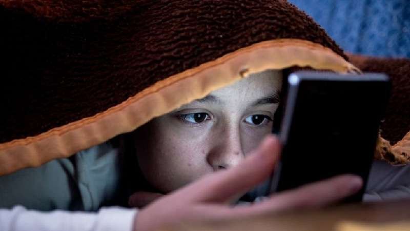 Crianças no celular? Como a pandemia mudou o modo como especialistas veem o uso de telas na infância - Getty Images