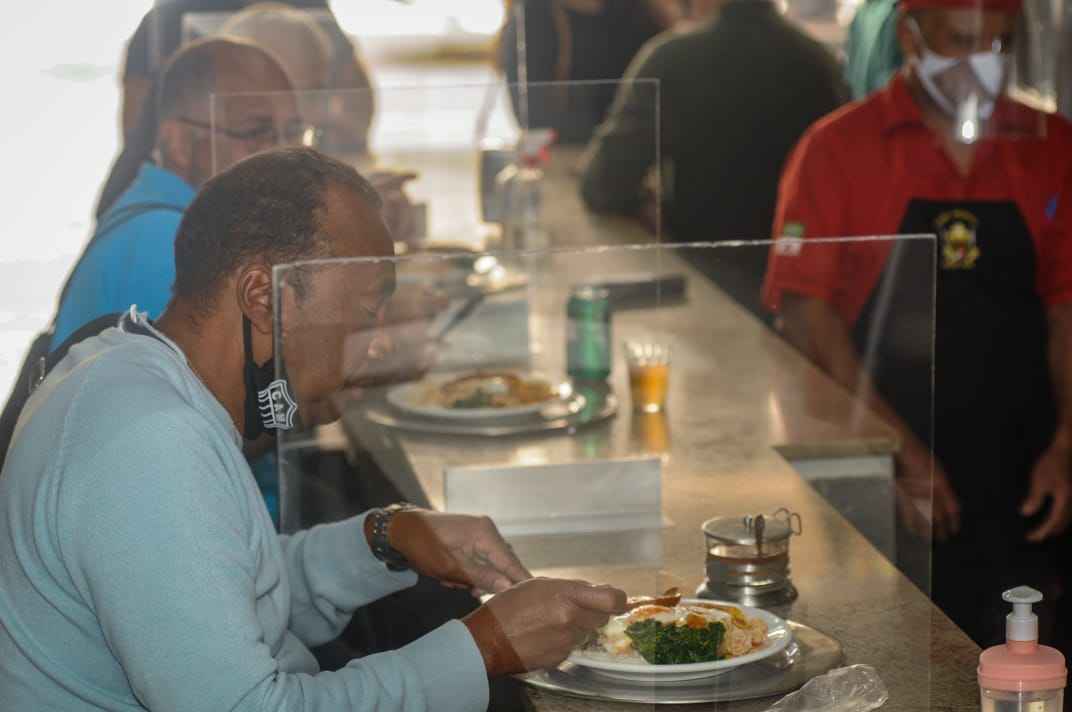 Restaurantes de BH reabrem com baixo movimento e clientes saudosos  - Leandro Couri/EM/DA Press 