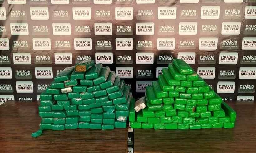 Polícia apreende mais de 100 barras de maconha dentro de carro batido em Pompéu - Divulgação/ Polícia Militar 