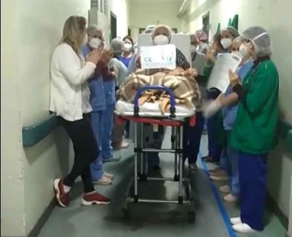 COVID-19: idosa de 92 anos deixa UPA após 23 dias de internação - Reprodução de vídeo