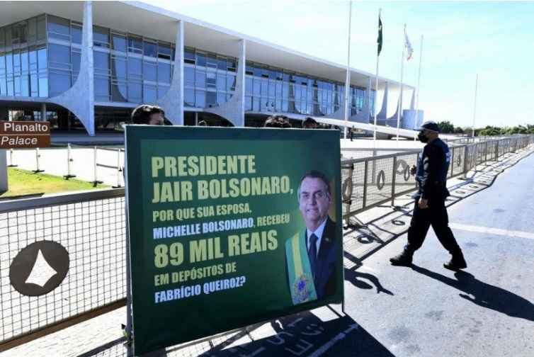 Placa em frente ao Planalto questiona Bolsonaro sobre depósitos de Queiroz - Evaristo Sá/AFP