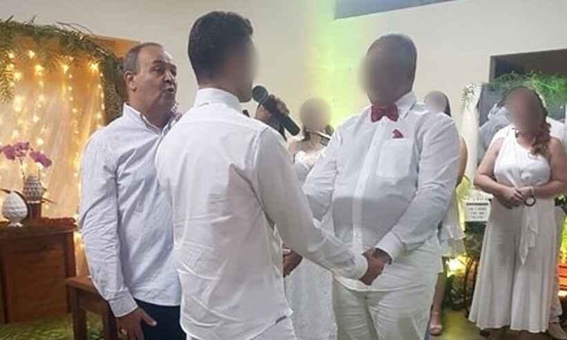 Igreja proíbe padre de celebrar casamentos após realizar união gay - Redes Sociais/Reprodução
