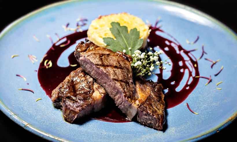 Em clima descontraído, chefs participam de lives para ensinar a finalizar os pratos do jantar - Camilla Moreira/Divulgação
