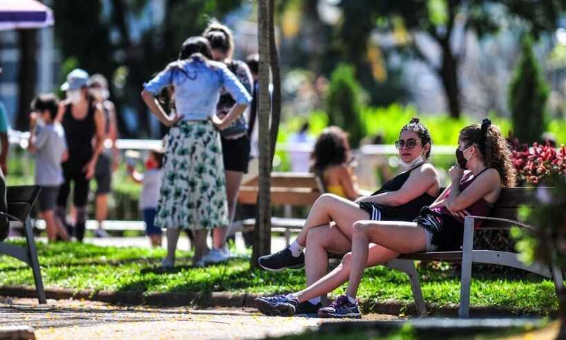 Praças ficam lotadas durante o domingo em BH; entenda o risco - Leandro Couri/EM/D.A. Press