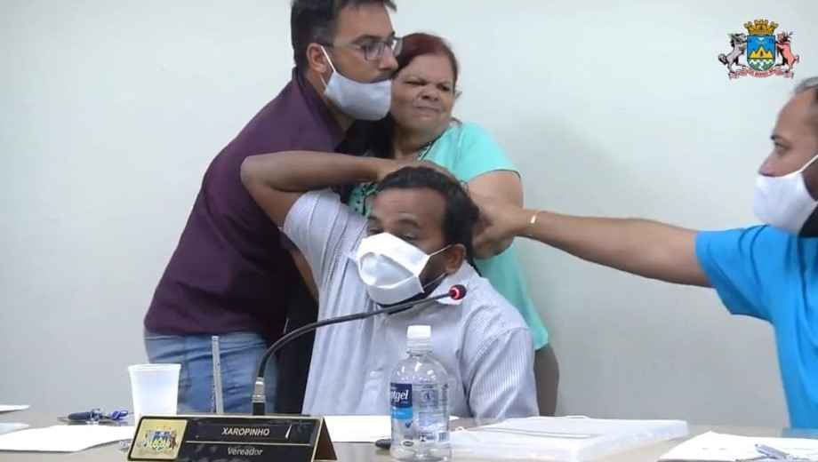 Elói Mendes: confusão e agressões marcam sessão da Câmara desta segunda-feira (31) - Câmara Municipal de Elói Mendes/Reprodução 