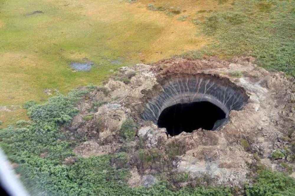 Mísseis ou OVNIs? Cratera misteriosa aparece na Rússia e intriga internautas - Vesti Yamal TV/Reprodução