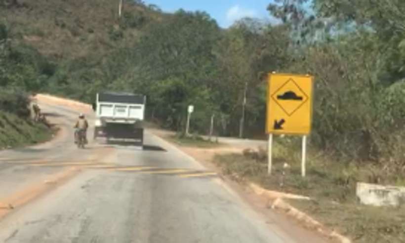 Motorista de caminhão impede passagem de motociclista na estrada de Raposos; veja vídeo - Reprodução/ Vídeo