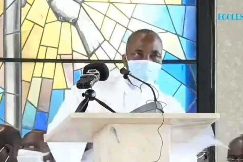 Padre morre após passar mal durante celebração de missa transmitida ao vivo; veja vídeo - Reprodução/Twitter
