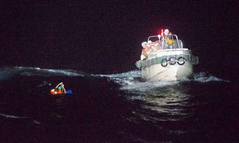 Navio afunda perto do Japão com 43 pessoas e quase 6.000 vacas - Handout / 10th Regional Coast Guard Headquarters / AFP