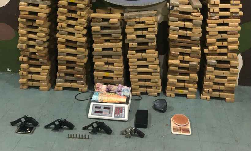 Grupo é flagrado com armas, 400 quilos de maconha e crack em Contagem - Divulgação/Polícia Militar de Minas Gerais