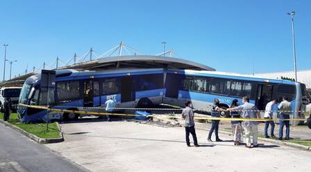 Ônibus articulado desvia de viatura de PM e invade estação; 15 ficam feridos - Reprodução
