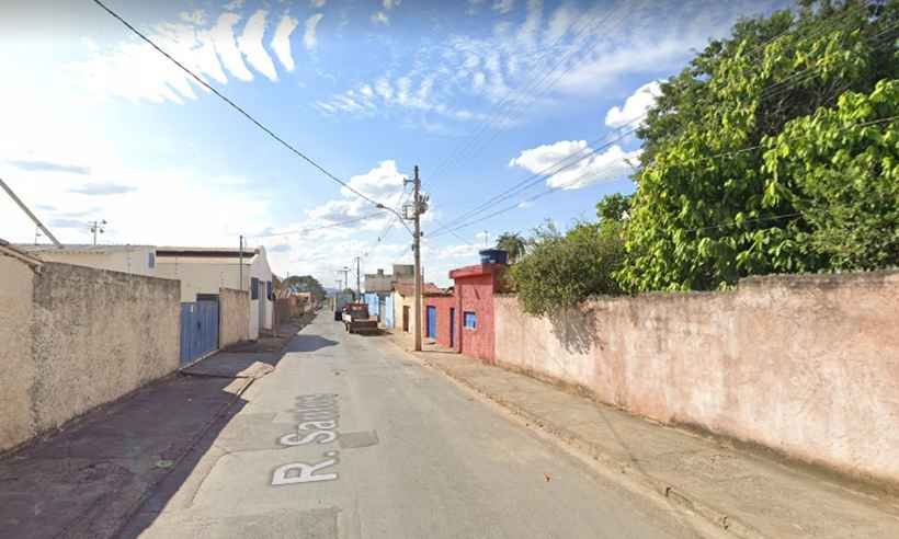 Trio rouba dois queijos, um doce, R$ 70 e foge de carroça em Minas - Google Street View