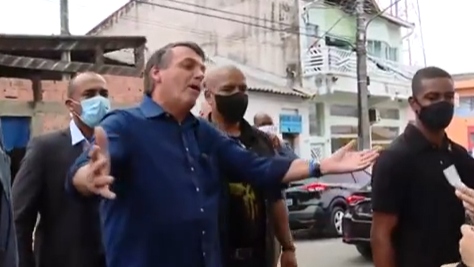 Bolsonaro pede que menino tire a máscara antes de cumprimentá-lo - Tv Globo/Reprodução
