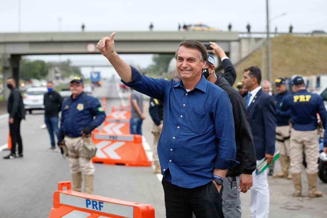 Bolsonaro fica 1 hora acenando para caminhoneiros à beira de rodovia - Anderson Riedel/PR