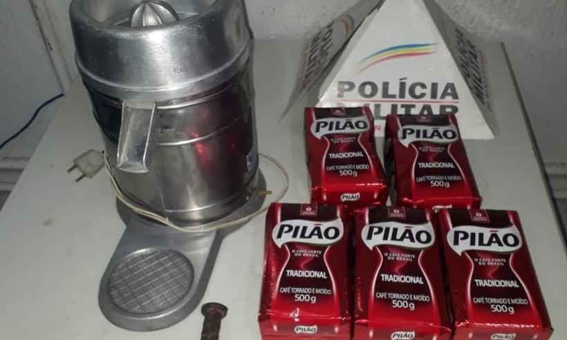 Desjejum? Homem é preso ao tentar furtar espremedor de frutas e pó de café - PMMG/Divulgação