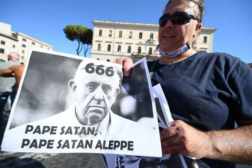 Mil pessoas protestam em Roma contra máscaras e vacinas - Italianos foram às ruas para protestar contra medidas de contenção do novocoronavírus, como máscaras e distanciamento social - (foto: VINCENZO PINTO / AFP)