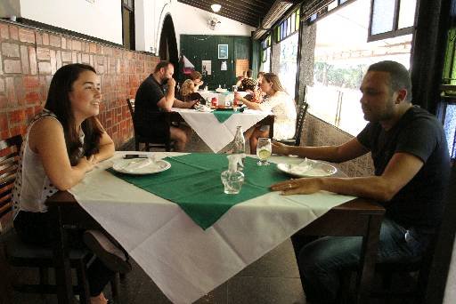 Segurança, cautela e receio no cardápio de quem decidiu ir aos restaurantes neste domingo - Edésio Ferreira/EM/D.A Press