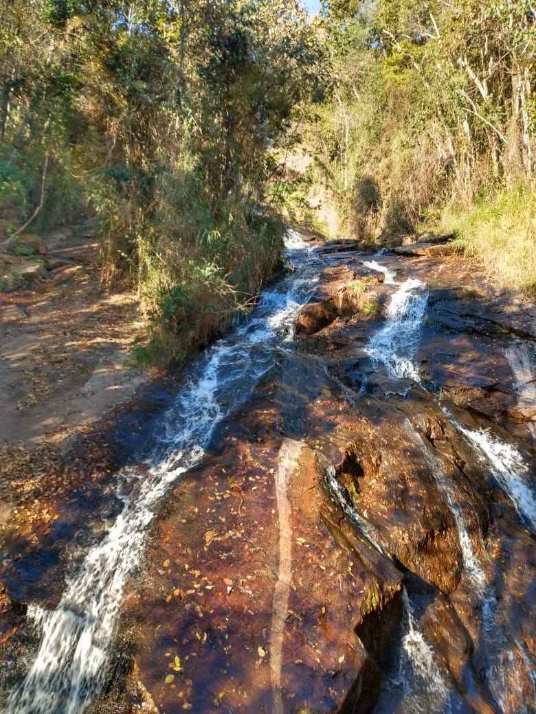 Adolescente morre ao cair de cachoeira e mãe fica ferida ao tentar resgatar o filho em Pedralva - CBMMG/divulgação 
