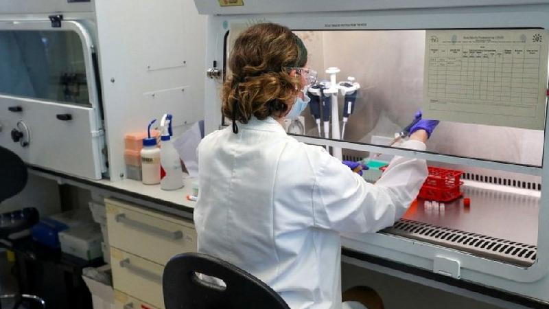 Coronavírus: testes com vacina de Oxford são interrompidos após 'adoecimento sem explicação' de paciente - Reuters