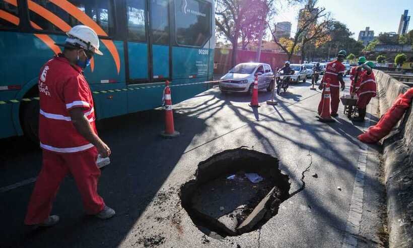 Prefeitura inicia reparos em cratera na Avenida dos Andradas - Leandro Couri/EM/DA Press