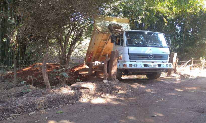 Barricadas são erguidas para vetar acesso de banhistas a rio e evitar aglomeração em Minas - PMMG/Divulgação