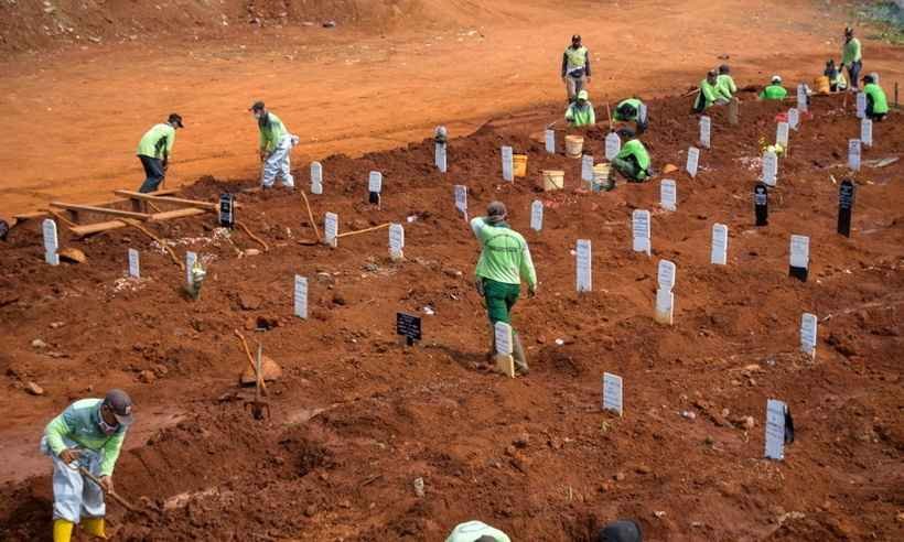 Coronavírus: 'Sem máscaras' são condenados a cavar sepulturas na Indonésia - BAY ISMOYO / AFP