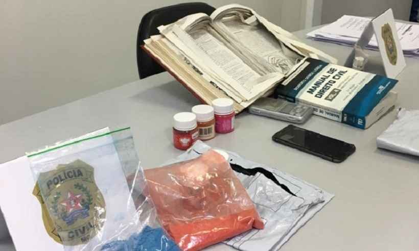 Homem é preso com meio quilo de cocaína escondido em livro - Divulgação/Polícia Civil